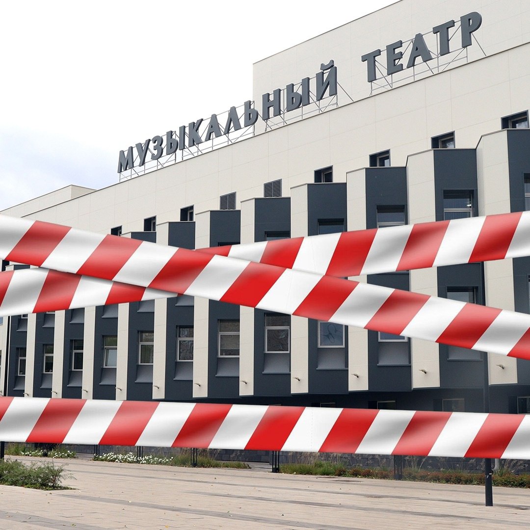 Красноярский музыкальный театр закрывает большую сцену на долгожданный капитальный ремонт Завершить его планируют в 2026 году, а до конца июня зрители смогут увидеть спектакли в привычном пространстве. Полюбившиеся красноярцам мюзиклы «Джейн Эйр», «Великий Гэтсби», «Как вернуть мужа», премьерные «Алые паруса», лайт-оперу «Мёртвые души» и музыкально-драматический спектакль «Восемь женщин» покажут до 1 июля. «Это событие для нас очень важное, потому что оно приведет к улучшениям многих характеристик именно механики сцены — той части, которая незаметна обычному зрителю, но очень важна для творческого процесса, для безопасности сотрудников. И в это путешествие мы отправим сцену буквально через пару недель», — отмечает директор театра Ольга Романова. В следующем, 67-м сезоне продолжит работать малая сцена театра. Часть репертуара также будет доступна на других площадках города: в Красноярском государственном театре оперы и балета, драматическом театре имени А.С. Пушкина, краевой филармонии и Сибирском государственном институте искусств имени Д.А. Хворостовского. Иллюстрация: Музыкальный театр