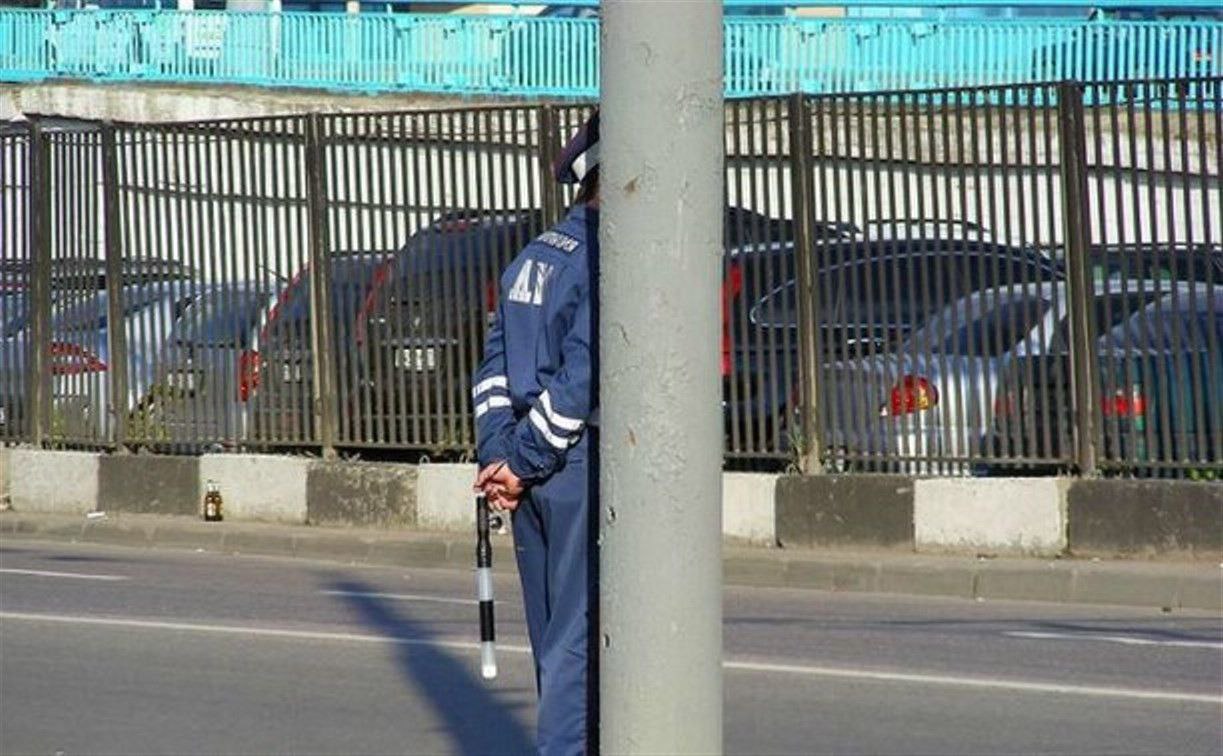 В Саратовской области запускают скрытый надзор за водителями Для контроля за соблюдением ПДД будут использоваться автомобили без опознавательных знаков оснащённые средствами связи и техникой для фото и видеофиксации нарушений Полученные материалы будут оперативно передаваться в соответствующие службы В ГАИ отмечают что такие меры направлены на повышение дисциплины участников дорожного движения и снижение числа ДТП Как это будет При надзоре за дорожным движением нарядом сотрудников на патрульном автомобиле скрытый надзор принимаются меры по фиксации нарушений ПДД в том числе фактов опасного вождения выезда в нарушение ПДД на полосу предназначенную для встречного движения превышения установленной скорости движения нарушений правил проезда перекрестков пешеходных переходов правил пользования телефоном водителем транспортного средства и иных При этом обеспечивается его взаимодействие с другими нарядами которыми при необходимости будет осуществлятся остановка транспортного средства
