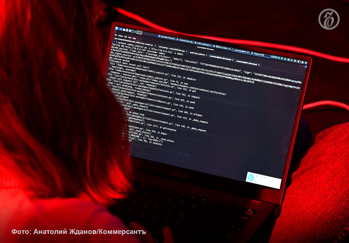 За десять месяцев этого года доля страховщиков в утечках из компаний финансового сектора превысила 20 показав максимум за прошедшие четыре года По словам экспертов это связано с тем что страховщиков легче атаковать чем банки Кроме того они хранят большие массивы чувствительных данных в том числе медицинскую информацию которые позволяют мошенникам легче входить в доверие жертве В будущем эксперты ожидают что попытки взлома страховщиков продолжатся Будет увеличение атак поскольку новые сервисы продолжат появляться а на защиту уязвимых старых обычно ресурсов выделяют мало средств или вообще не выделяют Ъузнал