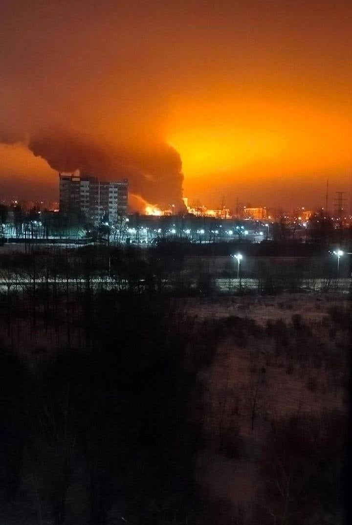 В Гатчине горит завод по производству ацетона.  Площадь пожара достигла 2 тыс. квадратных метров, ему присвоен 2 ранг сложности, на место выехал пожарный поезд, сообщают МЧС и власти региона. Информации о пострадавших нет, причина пожара неизвестна  А что ещё случилось?