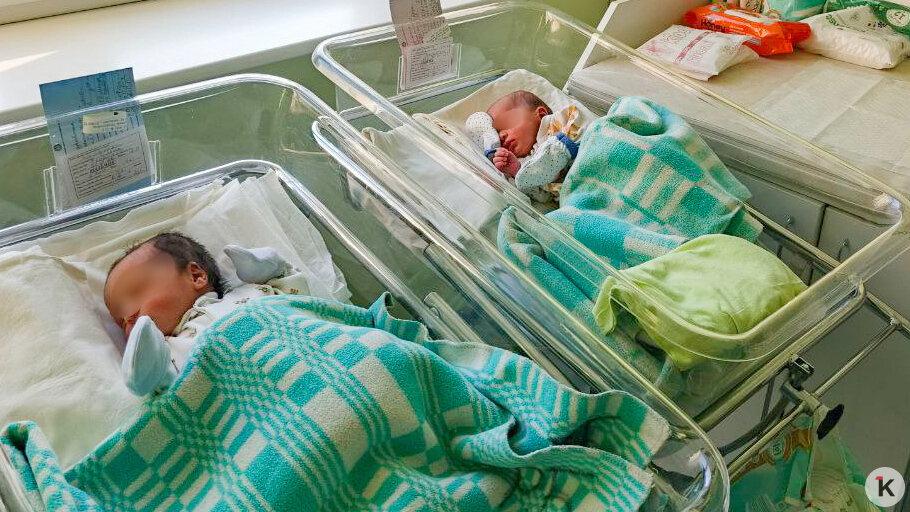 Калининградка родила королевскую двойню в 47 лет Близнецы стали четвёртым и пятым ребёнком в многодетной семье При этом их маме Евгении 47 лет папе Владимиру 53 Оба малыша достаточно крупные для двойняшек и родились в срок хотя и с помощью кесарева сечения Мама и новорождённые чувствуют себя очень хорошо они вместе в палате Евгения не нарадуется на своих новых сына и дочку В семье уже трое детей старшему сыну 25 лет дочерям 24 и 11 Есть даже внук И всё таки они с мужем в душе мечтали о маленьком Поэтому вопрос о том сохранять ли беременность даже не стоял Беременность проходила отлично и роды тоже стали благополучными Отец наблюдал за тем как пришли в мир сын и дочка через стекло потом ему дали подержать их на руках Подробнее на сайте Клопс Фото Евгения