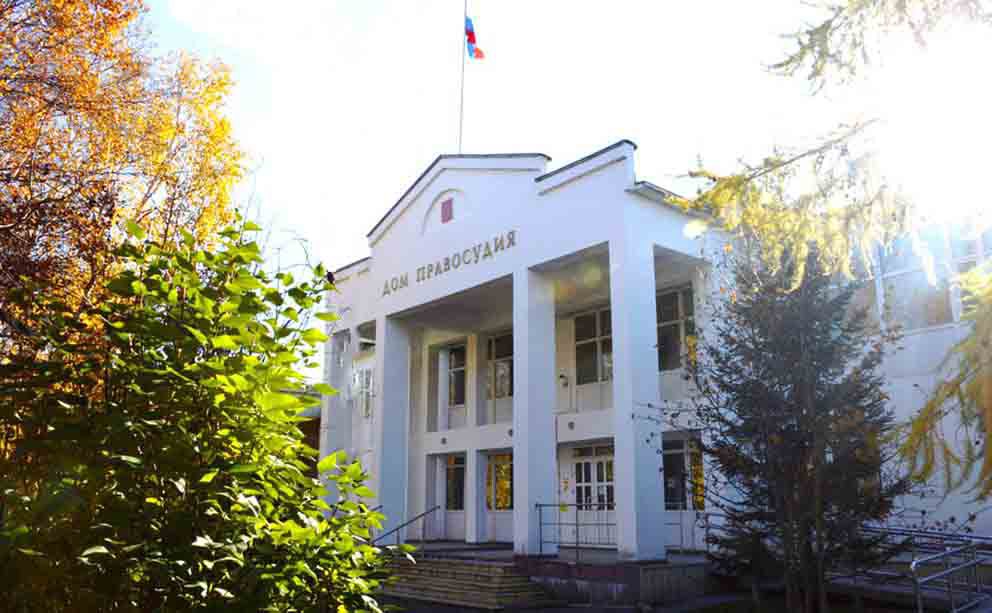 Суд поставил точку в деле о кровавом нападении в Елизове Двое парней получили ножевые ранения за использование в речи бранных слов Инцидент произошёл в одном из городских парков в сентябре прошлого года Мужчине не понравился стиль общения молодых людей и он набросился на них с ножом рассказали ИА Камчатское время в прокуратуре края Подробности по ссылке   kamtime ru article 0fc436f5 a1f0 47a6 abf7 a11bd65bec5e