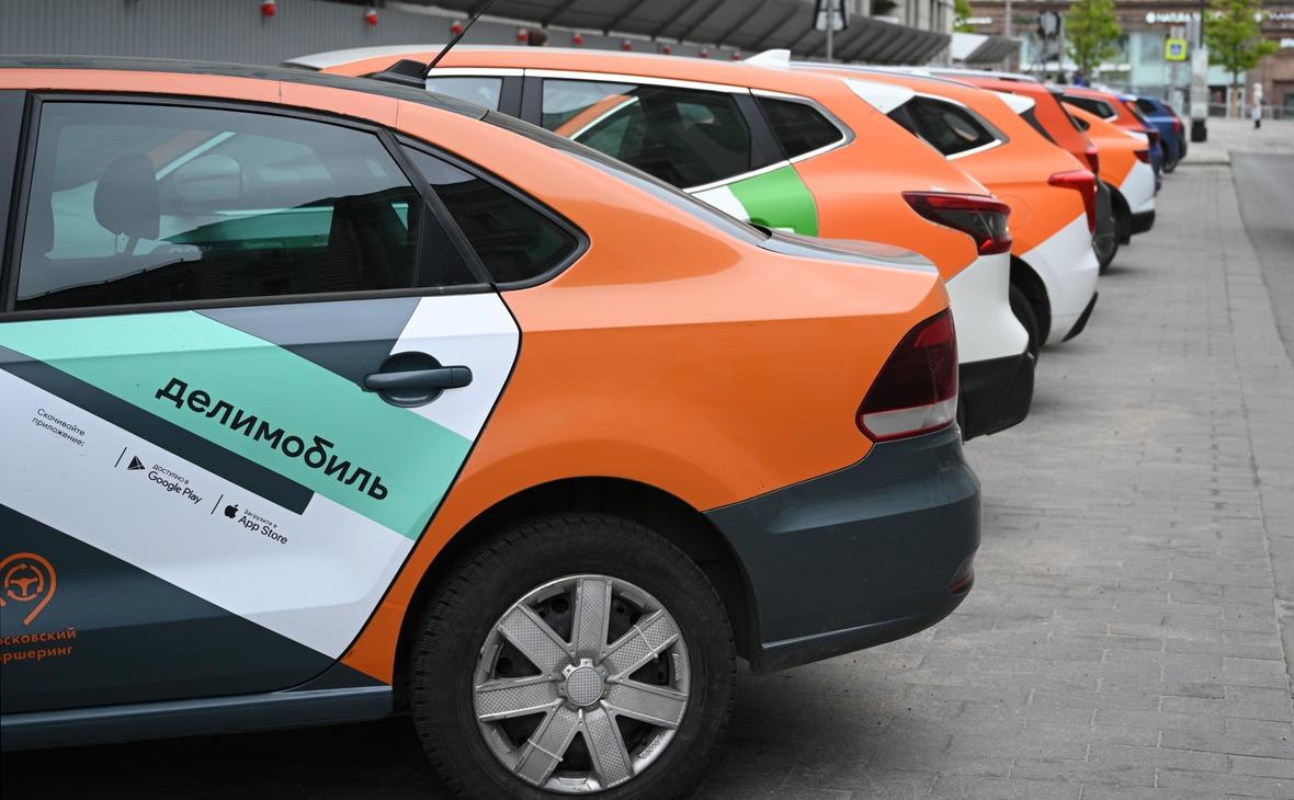 Делимобиль DELI Аудитория Делимобиля увеличилась на 17 Количество ежемесячно активных пользователей Делимобиля по итогам 9 месяцев 2025 года осталось на уровне прошлого года и составило 601 тыс человек Общее количество зарегистрированных пользователей выросло на 17 до 12 6 млн человек Количество проданных минут снизилось на 6 до 1 35 млрд Количество проданных машин выросло в 3 раза и составило 1 742 штук Размер автопарка сократился на 14 до 28 944 автомобилей Источник invest delimobil ru