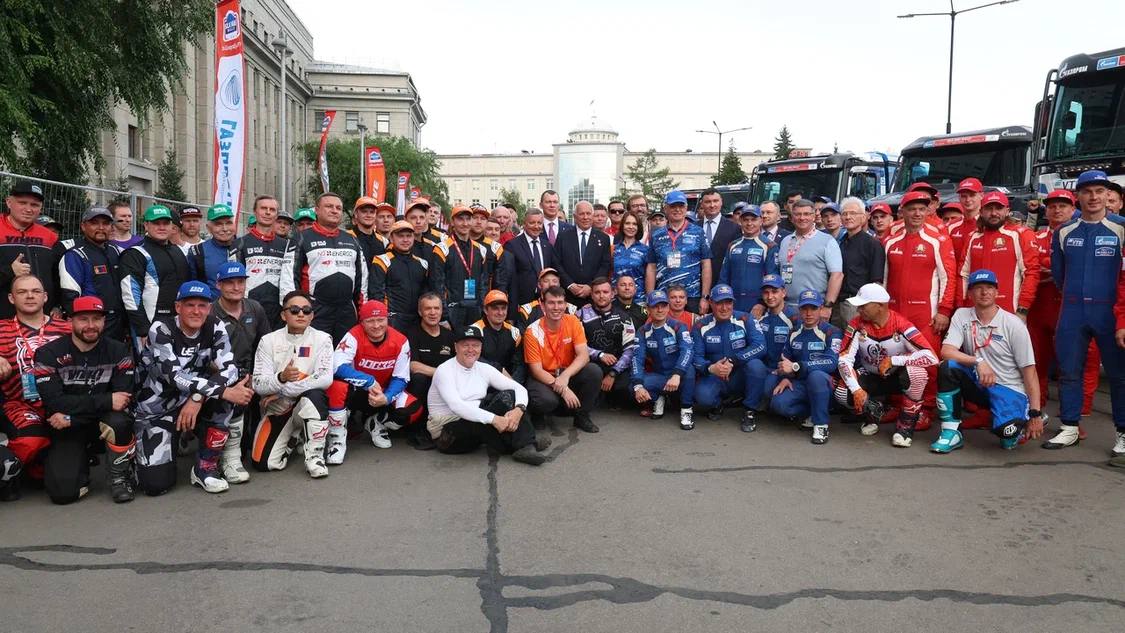 ПУЛЕМЁТ ДЕГТЯРЁВА Повод приехать в Иркутск именно в июле – старт международного ралли «Шелковый путь – 2025». Приветственное слово Президента России Владимира Владимировича Путина озвучил на торжественной церемонии открытия этого масштабного события. Глава государства отметил: «Впереди у участников, пилотов – тысячи километров непростого маршрута через сибирскую тайгу, монгольские пустыни и степи, горы Алтая. Уверен, спортсмены из России и зарубежных стран, опытные мастера и талантливая молодежь проявят командную сплоченность, настрой на победу, товарищество и взаимовыручку. И конечно, соревнования, которые за последние годы завоевали высокий авторитет, послужат укреплению дружеских, партнерских контактов, развитию международного культурного, гуманитарного сотрудничества, обмену профессиональным опытом... подробнее на канале: ПУЛЕМЁТ ДЕГТЯРЁВА @