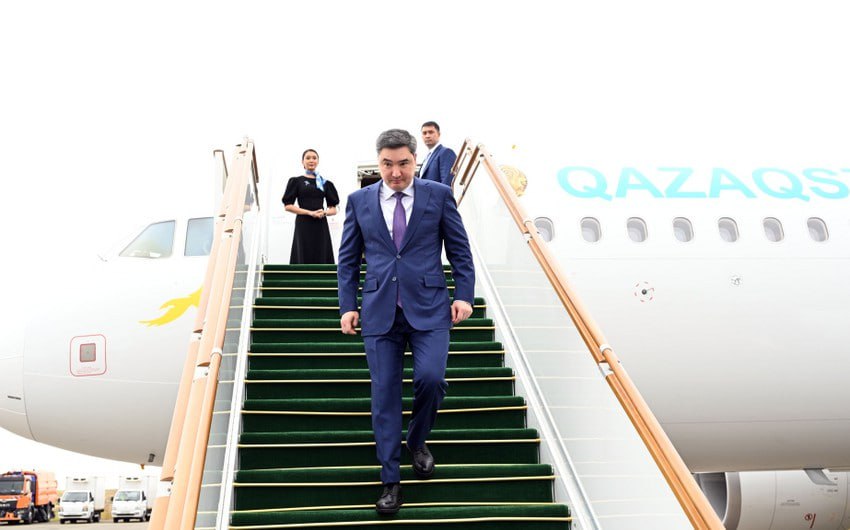 Премьер-министр Казахстана Олжас Бектенов прибыл в Азербайджан для участия в 17-м саммите Организации экономического сотрудничества ОЭС , который впервые пройдет в Ханкенди, сообщает Report. Самолет главы правительства Казахстана приземлился в Физулинском международном аэропорту. В честь высокого гостя был выстроен почетный караул.