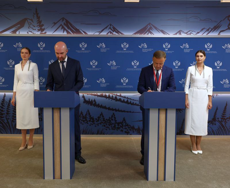 КРДВ поддержит реконструкцию ТЭЦ 2 в Улан Удэ В рамках X Восточного экономического форума состоялось подписание соглашения о сопровождении инвестиционного проекта по реконструкции Улан Удэнской ТЭЦ 2 в столице Бурятии Подписи на документе поставили заместитель генерального директора по привлечению инвестиций Корпорации развития Дальнего Востока и Арктики КРДВ Кирилл Каменев и гендиректор АО Дальневосточная Управляющая Компания исполняющей функции руководителя ТГК 14 Евгений Николаев Бурятия Подробности в Номер один Сообщить нам свою новость можно по кнопке Письмо в редакцию