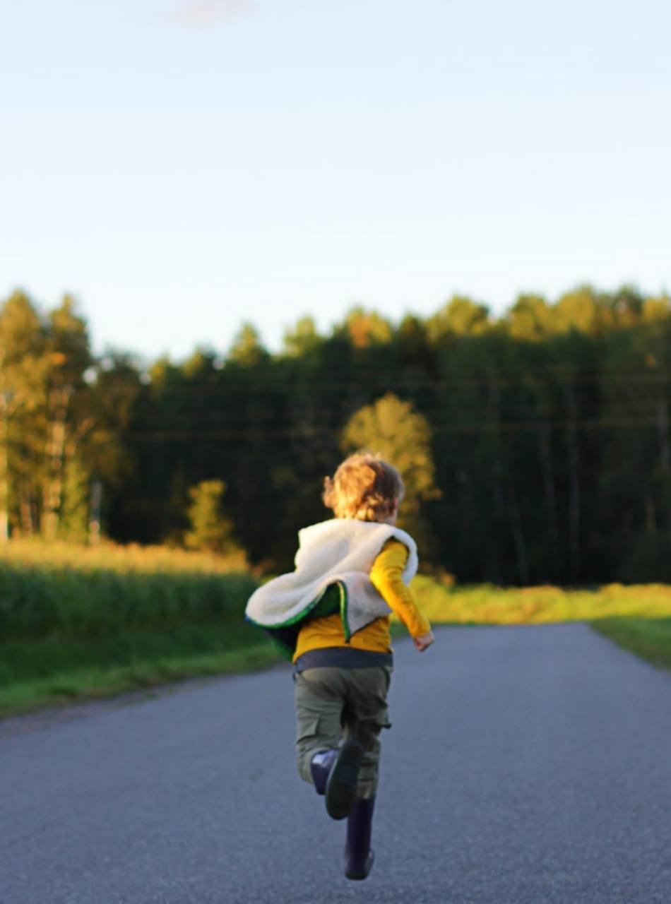Подросток сбежал из дома после ссоры с родителями возвращали с Росгвардией В Южно Сахалинске 13 летний подросток ночью убежал из дома в частном секторе после конфликта с родителями Мальчик не отвечал на звонки и встревоженная мать вызвала сотрудников Росгвардии для поисков Парни прочесали район и быстро нашли школьника всего в двух кварталах от дома Инцидент подчеркивает как важно вовремя реагировать на такие ситуации РОДИТЕЛИ ПРИМОРЬЯ