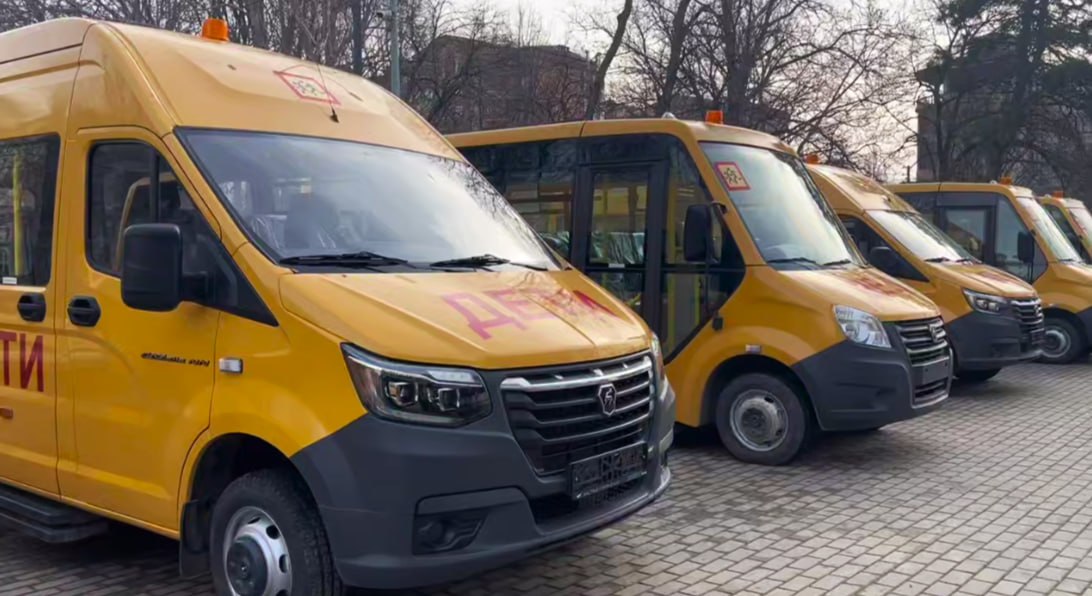 Больше двух десятков новых автобусов получили школы Дагестана Современные школьные автобусы для доставки учеников к образовательным учреждениям получили более 20 школ городов и районов Дагестана Об этом сообщила пресс служба главы республики Автобусы оснащены всем необходимым по современным стандартам Новый транспорт получили те организации которые в первую очередь испытывали нужду в подвозе учеников уточнили в пресс службе Отмечается что работа по обновлению парка школьных автобусов это одна из составляющих модернизации системы образования республики Южная служба новостей