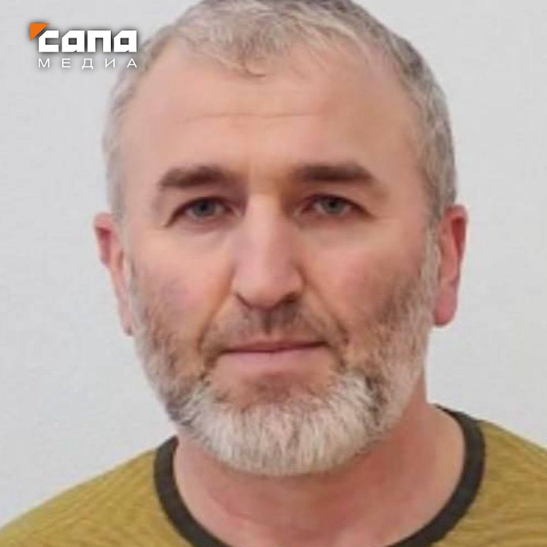 Тренера по борьбе из Дагестана разыскивают по подозрению в убийстве 18 летнего парня По данным Сапы правоохранители подозревают в преступлении 49 летнего тренера и его 28 летнего сына Предполагается что 28 сентября в Дербенте мужчины во время ссоры избили 18 летнего юношу сына любовницы старшего из подозреваемых Как сообщает Следком региона после этого они отвезли связанную жертву в багажнике за пределы города Там один из мужчин выстрелил в парня и закопал его тело Источник рассказал что правоохранители нашли погибшего закопанным на окраине села Ново Фриг Хивского района   Возбуждено дело об убийстве группой лиц по предварительному сговору Сын тренера уже находится в отделении полиции он сознался в содеянном Его отца ищут Подписывайся на Сапа Кавказ