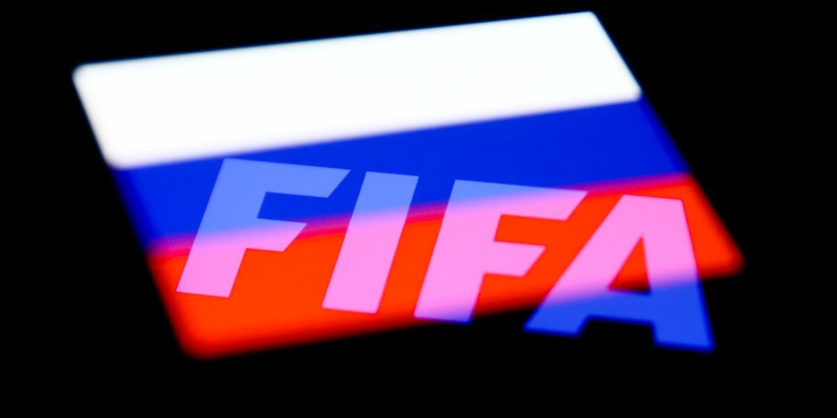 ФИФА продлила разрешение иностранным игрокам приостанавливать контракты с российским клубами до 30 июня 2026 года  «Это решение обеспечивает постоянную нормативную поддержку игрокам, тренерам и клубам, пострадавшим от конфликта, и отражает постоянную приверженность ФИФА защите стабильности и целостности футбольной системы в исключительных обстоятельствах» , – заявили в пресс-службе федерации  Чтобы воспользоваться этим правом, футболисты или тренеры должны уведомить клуб в письменной форме не позднее 1 августа 2025 года  Это и многое другое обсудим вместе с Антоном Анисимовым и гостями программы:  Кирилл Зангалис – глава пресс-службы Федерации шахмат России Геворг Мирзаян – доцент Финансового университета при правительстве РФ Максим Юсин – журналист-международник    В 13:00 на Матч ТВ:         NurPhoto/Getty Images