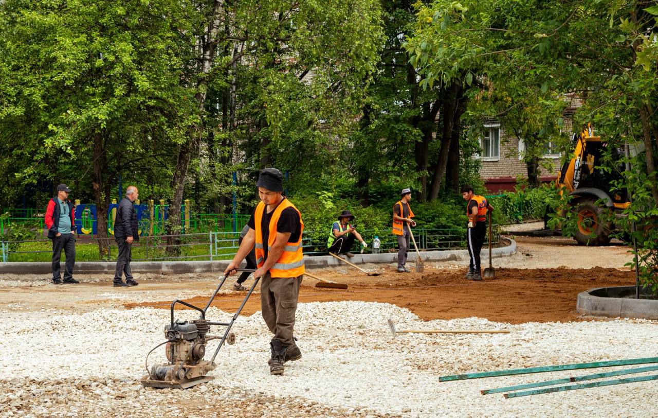 Работы по комплексному благоустройству продолжаются в различных районах Лобни.   Уже завершён ремонт дворовых территорий на улицах Комиссара Агапова, д. 9 и Калинина, д. 2, качество выполненных работ контролирует специальная экспертная комиссия.  Сейчас идёт обновление придомовых пространств на улицах Крупской, Фестивальной, Заречной и Ленина.  Подрядчики планируют приступить к работам на Кольцевой улице, дом 1Б ближе ко второй половине будущей недели.  По планам администрации района, в рамках программы благоустройства в текущем году будут приведены в порядок ещё десять дворовых зон.