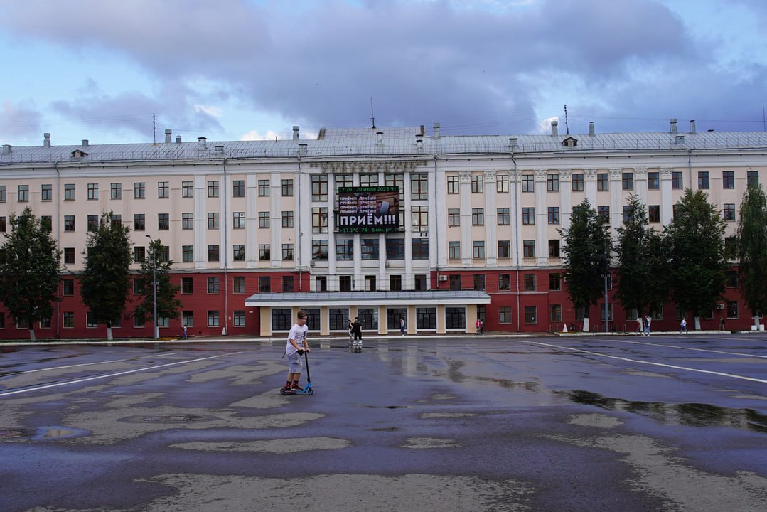 В 2026 году в России планируют ввести ряд изменений в порядок поступления в вузы  Так, для абитуриентов педвузов обязательной станет сдача ЕГЭ по профилю будущей специальности учителя. Изначально чиновники планировали, что изменения вступят в силу в ближайшую приёмную кампанию – летом 2025 года. Однако это вызвало неприятие у родителей абитуриентов.