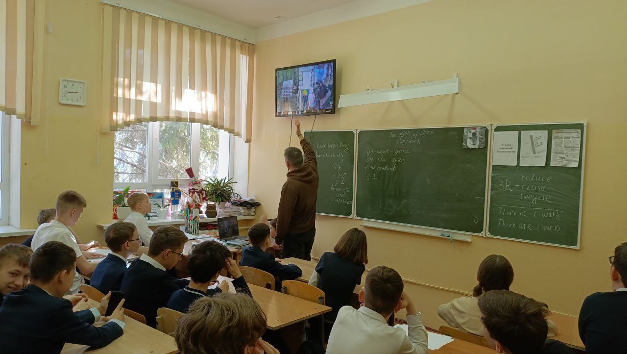 Сотрудники национального парка продолжают экологическое просвещение в учебных заведениях города Ульяновска. Несколько дней были посвящены Лицею при УлГТУ. Основной темой лекций остаётся биологическое разнообразие Национального парка "Сенгилеевские горы", а также уделяется большое внимание правилам поведения на природе, мерам безопасности при обращении с огнем. Экологическое просвещение – это важная часть работы национального парка, направленная на формирование экологической культуры и ответственного отношения к природе у подрастающего поколения. Важным аспектом экологического просвещения является обучение правилам поведения на природе. Эти знания помогут им избежать негативного воздействия на окружающую среду и способствуют сохранению природных ресурсов.
