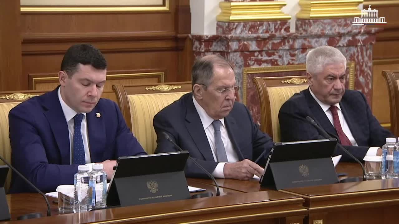 Правительство России выделяет 9,5 млрд рублей на повышение зарплат бюджетников