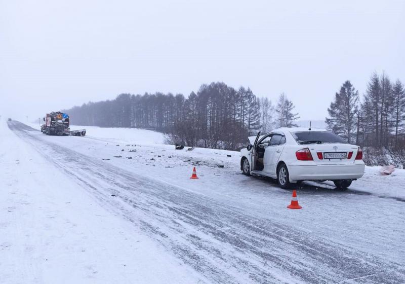 На трассе в Балахтинском районе произошло смертельное ДТП.   Toyota Premio столкнулась с КамАЗом, который чистил дорогу от снега. В результате аварии погиб 15-летний подросток.  Его мать госпитализировали с травмами:    #красноярск