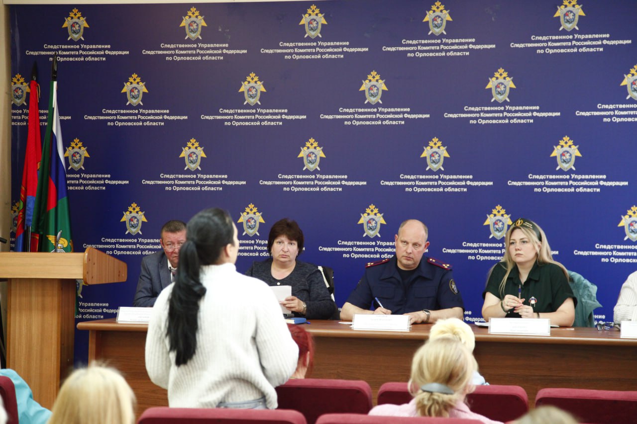 Исполняющим обязанности руководителя следственного управления Андреем Чапановым совместно с представителями филиала Государственного фонда поддержки участников специальной военной операции «Защитники Отечества» по Орловской области и общественных организаций проведён прием членов семей участников СВО 29 апреля 2025 года в следственном управлении СК России по Орловской области состоялся личный приём и.о. руководителя следственного управления Андреем Чапановым членов семей участников специальной военной операции. Приём проведён совместно с представителями филиала Государственного фонда поддержки участников специальной военной операции «Защитники Отечества» по Орловской области, а также общественных организаций: «Российский общенародный Союз», «Комитет семей воинов Отечества Орловской области», Орловское областное отделение Всероссийской общественной организации ветеранов «БОЕВОЕ БРАТСТВО».  На личный приём обратилось более 30 заявителей с вопросами, касающимися оказания содействия родственникам в вопросах получения выплат,  документов, наград и другим правовым вопросам. В ходе встречи Андрей Николаевич отметил важность вопросов оказания квалифицированной и всесторонней помощи участникам СВО и членам их семей. Представители фонда поддержки участников специальной военной операции и общественных организаций рассказали о проводимых ими мероприятиях по социальному сопровождению ветеранов СВО, семей погибших и пропавших без вести бойцов. Участники приёма выслушали каждого заявителя, ответили на все заданные вопросы. Выработали пути решения проблем. По поступившим в ходе личного приёма граждан обращениям и.о. руководителя управления даны конкретные поручения подчиненным сотрудникам регионального СК. Андрей Николаевич отметил, что ситуации, озвученные в ходе приёма, поставлены им на личный контроль. Практика проведения таких мероприятий будет продолжена в дальнейшем.