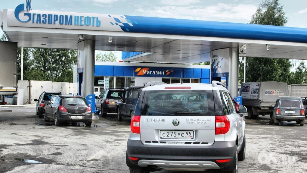 Автозаправки проверят на качество бензина По информации Национального автомобильного союза НАС на заправочных комплексах зачастую продают топливо не соответствующее требованиям законодательства Сейчас оперативного контроля за этим нет Эксперты считают что это может привести к массовым проблемам автовладельцев потерям из за недолива и авариям из за несоблюдения правил безопасности Против проверок выступил президент Независимого топливного союза Павел Баженов По его мнению обвинения НАС лишь добавляют необоснованный негатив в и без того сложную ситуацию для топливного бизнеса и провоцируют панику среди водителей