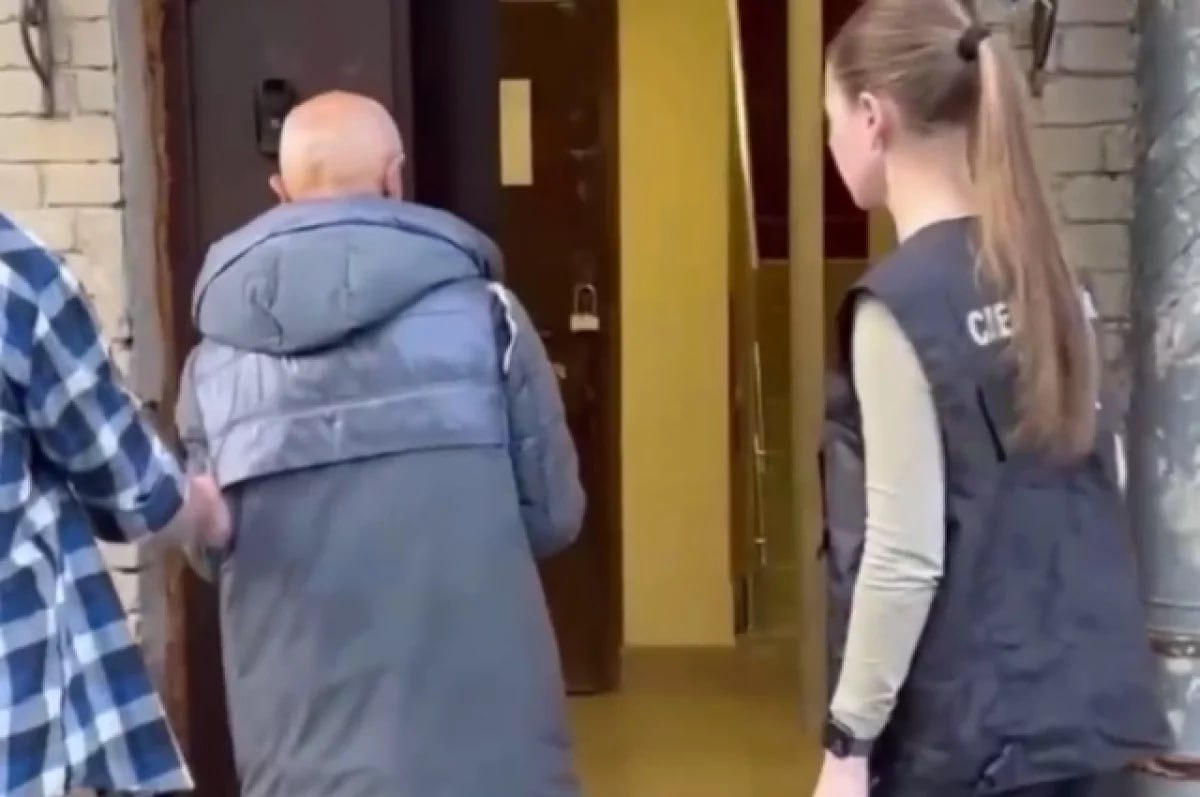 В Петербурге задержали мужчину который полез под юбку школьнице В Санкт Петербурге задержан мужчина подозреваемый в совершении насильственных действий сексуального характера в отношении несовершеннолетней Об этом сообщили в пресс службе Следственного комитета по городу По версии следствия 1 сентября в холле торгового центра в Невском районе мужчина начал приставать к 17 летней девушке После этого он скрылся Сотрудники полиции совместно со следователями установили личность подозреваемого задержали его и доставили в следственный отдел В СК отметили что намерены ходатайствовать в суде об избрании меры пресечения в отношении задержанного СК по Санкт Петербургу