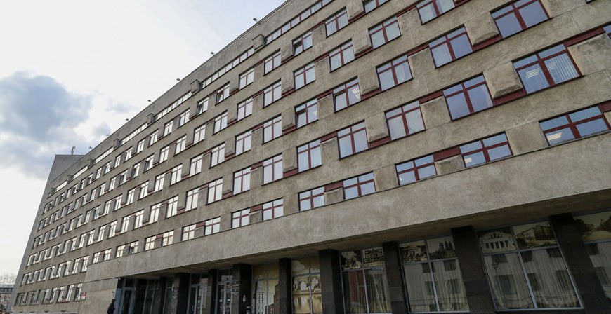 Министерство образования утвердило список специальностей на которые можно поступать без экзаменов после обучения в Национальном детском технопарке Решение касается одарённых школьников освоивших программы дополнительного образования В перечень вошли направления связанные с технологиями дизайном экологией энергетикой и безопасностью Среди них авиакосмические технологии биотехнологии робототехника лазерные технологии архитектура наноиндустрия Постановлением также определён порядок собеседований с иностранными абитуриентами выпускниками профильных классов и учениками технопарка Документ вступает в силу после публикации Разговоры на кухне