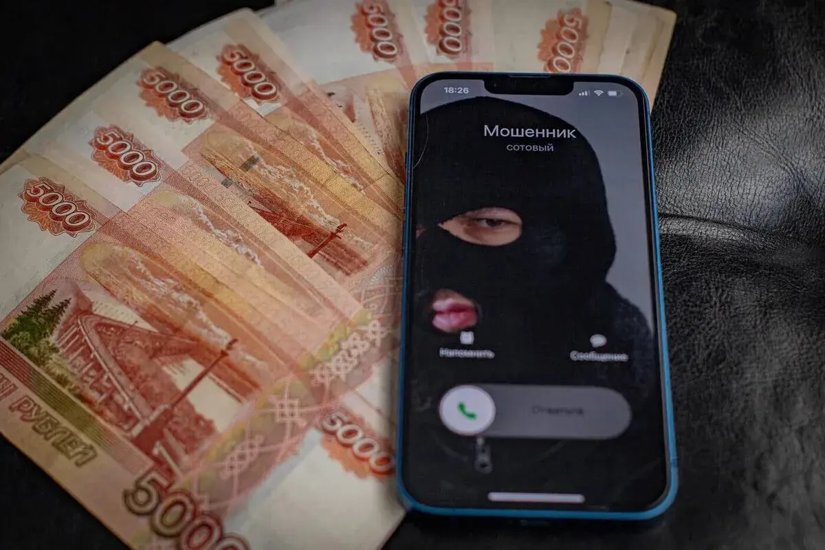 Мошенники обещают компенсацию жертвам мошенников от имени МВФ Аферисты рассылают письма от имени Международного валютного фонда с обещанием компенсации жертвам мошенничества Мы рады сообщить вам что вы были выбраны в качестве получателя Программы компенсаций МВФ 2026 года которая призвана поддержать лиц пострадавших от мошенничества во всем мире Вы получаете компенсацию так как ваша электронная почта была внесена в список жертв мошенничества говорится в сообщении Далее схема выглядит так Чтобы получить деньги мошенники предлагают два способа прямой перевод на банковский счет или доставку банковской карты дипломатическим курьером Но для этого жертве нужно связаться с человеком по имени Джеймс Джонсон которого представляют как офицера по обработке данных А затем предлагают заполнить подробную анкету указав домашний адрес и иные личные данные После этого жертве обещают выдать некий секретный код безопасности транзакции  Эксперты предупреждают что адрес электронной почты с которого происходит рассылка не значится среди официальных адресов МВФ Подписаться на truekpru Читать нас в MAX
