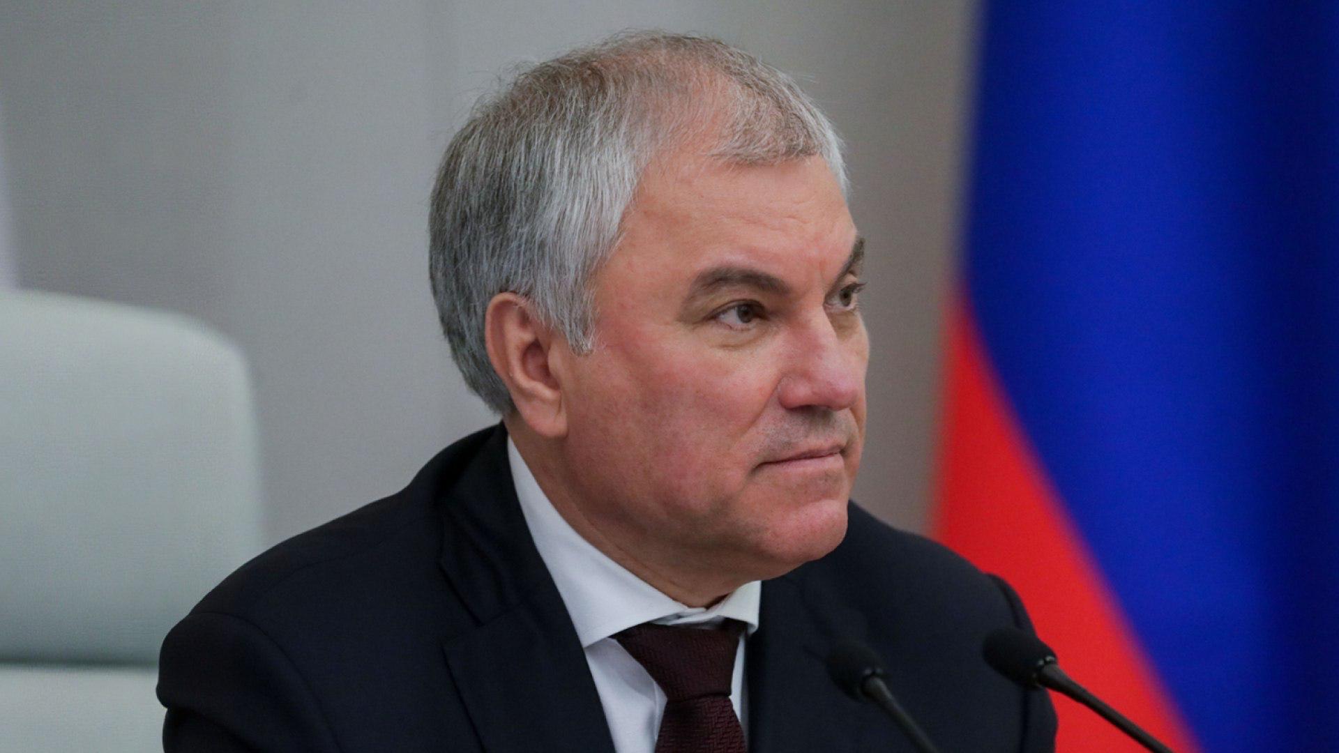 Председатель Государственной Думы Вячеслав Володин поздравил Ням Осорын Учрала с избранием Председателем Великого Государственного Хурала Монголии Конструктивное сотрудничество парламентариев России и Монголии способствует укреплению дружбы и стратегического партнёрства наших стран отметил Вячеслав Володин в поздравительной телеграмме Председатель ГД также пригласил Ням Осорын Учрала посетить Россию с официальным визитом в целях развития межпарламентского диалога Одним из эффективных форматов российско монгольского взаимодействия в рамках парламентского измерения является Комиссия по сотрудничеству Федерального Собрания РФ и Великого Государственного Хурала Монголии Её первое заседание прошло в Улан Баторе в сентябре 2023 года Подписывайтесь на Дума ТВ в MAX