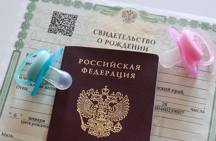 Прошедшая неделя принесла Приморскому краю не только радость многочисленного пополнения семей, но и настоящего рекордсмена. В Приморском краевом перинатальном центре на свет появился самый крупный новорожденный – мальчик, чей вес составил 5670 граммов. Всего за эти семь дней в регионе родилось 269 малышей: 138 девочек и 131 мальчик. Особенно значимо, что 106 семей впервые стали родителями. Значительно пополнились и ряды многодетных: 54 семьи получили этот статус, а еще в 27 семьях родились четвертые, пятые и шестые дети. Министерство здравоохранения Приморского края напоминает молодым парам о важности подготовки к рождению здорового ребенка. Пройти бесплатное обследование репродуктивного здоровья можно в поликлиниках по месту жительства. Такая диспансеризация помогает снизить риски для здоровья будущих родителей и их детей. Поддержка семей с детьми и стимулирование рождаемости в Приморье осуществляется в рамках национального проекта «Семья».