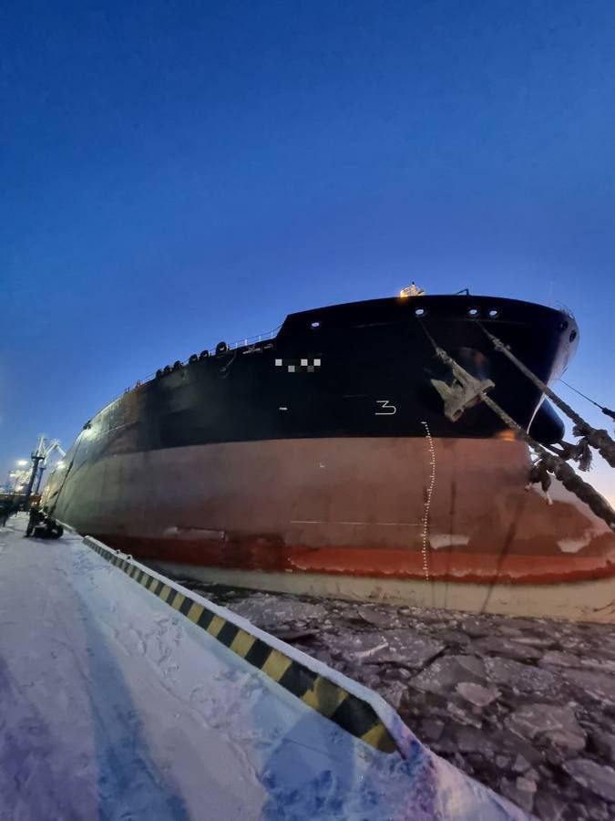 Иностранное судно рухнуло на причал в порту Усть Луги Капитан не рассчитал манёвр К счастью никто не пострадал проводится проверка   Первый Питерский