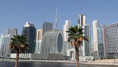 Дубай бьёт рекорды Рынок недвижимости завершил III квартал 2025 года с двузначным ростом Рынок недвижимости Дубая продолжает демонстрировать исключительную устойчивость и рост По данным аналитиков Metropolitan Premium Properties III квартал 2025 года стал самым успешным кварталом в истории по объёму транзакций Согласно отчетам Земельного департамента Дубая за квартал было продано 59 228 объектов на общую сумму 46 5 млрд долларов США 170 7 млрд дирхамов Это впечатляющий рост на 17 2 по количеству и 19 9 по стоимости в годовом исчислении Ключевые показатели за 9 месяцев 2025 года Январь Сентябрь Сделки 158 200 20 5 к прошлому году Общая стоимость 136 млрд 498 8 млрд дирхамов 32 3 к прошлому году Лидеры роста по сегментам Апартаменты Рост на 25 9 по стоимости объем 25 7 млрд Коммерческая недвижимость Рекордный рост объёма сделок на 41 9 Земельные участки Увеличение объёма сделок на 25 7 Рынок остаётся горячим 73 сделок пришлось на строящуюся недвижимость off plan Высокий спрос поддерживается расширенными визовыми программами Золотая виза и упрощенными процедурами регистрации для международных инвесторов Недвижимость