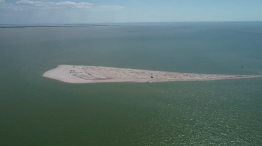 В Каспийском море в результате снижения уровня воды появились новые острова.   Как рассказал ТАСС директор государственного природного биосферного заповедника «Дагестанский» Курбан Куниев, на этих территориях были обнаружены различные растения и птицы.    Подписаться   Прислать новость