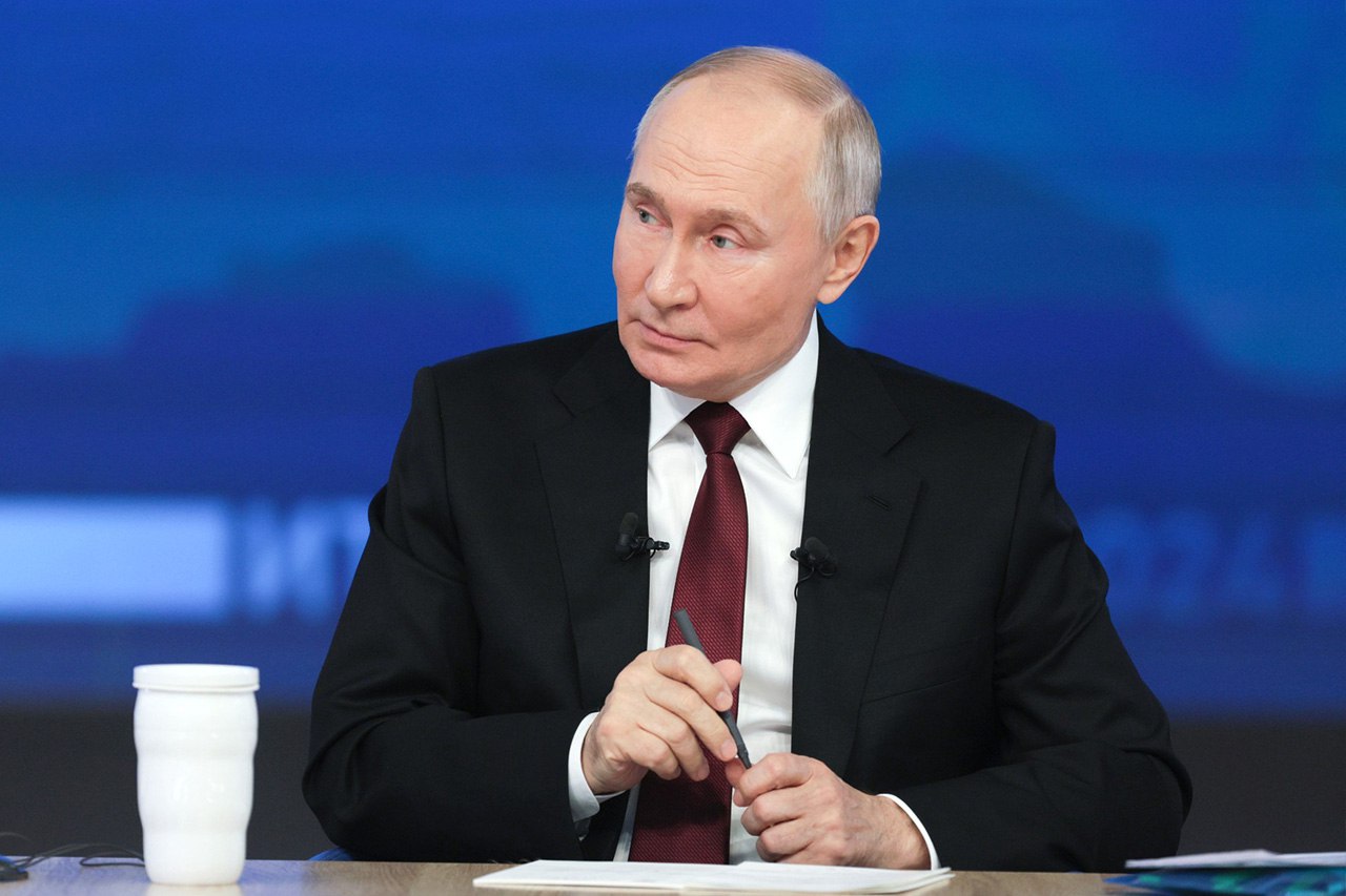 Путин раскрыл зачем объединили Большой и Мариинский театры САНКТ ПЕТЕРБУРГ 25 февраля ФедералПресс Большой и Мариинский театры объединили для их активного творческого взаимодействия друг с другом Об этом президент РФ Владимир Путин рассказал на встрече с дирижером Валерием Гергиевым который руководит этими двумя культурными учреждениями Подробнее