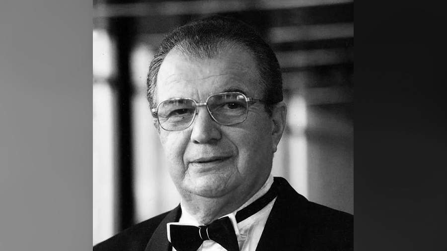 Умер иллюзионист Эмиль Кио Народному артисту было 87 лет О смерти сообщил генеральный директор Большого Московского цирка Эдгард Запашный Справка Эмиль Кио с 1961 начал выступать в аттракционе как ассистент своего отца Эмиля Кио известного советского артиста цирка иллюзиониста создателя иллюзионных представлений конструктора цирковой аппаратуры Артист много гастролировал в ГДР Голландии Мексике ФРГ Швейцарии Японии Кубе Франции Швеции Норвегии Южной Америке США Главное здесь Подписывайтесь