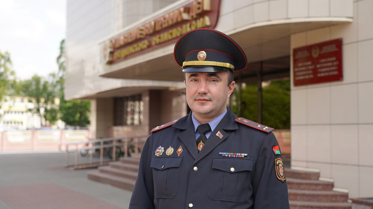Милиция Гродненщины обеспечит охрану порядка в местах проведения выпускных вечеров Сегодня в Гродно пройдут выпускные вечера. Они начнутся с торжественной церемонии вручения аттестатов в учебных заведения, затем в 18 часов ребята соберутся на площади Ленина. Торжества обещают подарить массу ярких и запоминающихся эмоций! «Сотрудники милиции будут обеспечивать охрану общественного порядка во всех местах проведения торжественных мероприятий. Под особым контролем будут находиться места массового пребывания граждан: парки, скверы, набережные. В учебных заведениях усилен пропускной режим», – подчеркнул начальник УОПП МОБ УВД Гродненского облисполкома Дмитрий Астрашевский. Экипажи ГАИ уделят пристальное внимание дорожной безопасности у школ. Милиция напоминает, что за распитие алкогольных, слабоалкогольных напитков или пива в общественном месте либо появление в состоянии опьянения предусмотрена административная ответственность. Кроме того, с 23.00 до 6.00 не допускается нахождение несовершеннолетних в возрасте до 16 лет вне жилища без сопровождения родителей. При обнаружении бесхозных или подозрительных предметов и совершении противоправных действий следует незамедлительно обратиться в ОВД. Только совместными усилиям мы сможем сделать праздник безопасным!