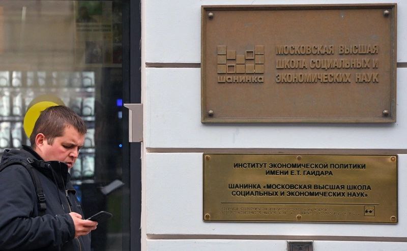 Шанинка обжаловала решение Рособрнадзора о приостановке лицензии Московская высшая школа социальных и экономических наук Шанинка обратилась в Арбитражный суд Москвы с иском к Федеральной службе по надзору в сфере образования Рособрнадзору чтобы признать незаконным акт о приостановке лицензии учебного заведения Об этом со ссылкой на картотеку суда сообщает РБК О том что Рособрнадзор приостановил лицензию Шанинки стало известно в конце декабря Приостановка лицензии означает что вуз больше не имеет права заниматься образовательной деятельностью а его учредитель обязан обеспечить перевод обучающихся в другие вузы на аналогичные программы Решение ведомства не первый случай давления на Шанинку со стороны российских властей Так в 2018 году Рособрнадзор на два года лишал вуз госаккредитации В ноябре 2025 года Рособрнадзор отозвал у Шанинки аккредитацию по нескольким программам в том числе по социологии психологии и менеджменту что предполагает запрет выдачи дипломов гособразца Кроме того за последние годы ряд преподавателей вуза попали в реестр иностранных агентов Некоторые руководители и сотрудники Шанинки столкнулись с уголовным преследованием Так в 2021 году ректора вуза Сергея Зуева задержали по обвинению в мошенничестве организованной группой либо в особо крупном размере ч 4 ст 159 УК Впоследствии Зуева приговорили к четырём годам условно Московская высшая школа социальных и экономических наук открылась в 1995 году как новый для России тип вуза гуманитарного направления Её основателем стал известный учёный социолог Теодор Шанин 1930 2020 Фото Евгений Одиноков РИА Новости Подписаться Связаться Поддержать Patreon Boosty