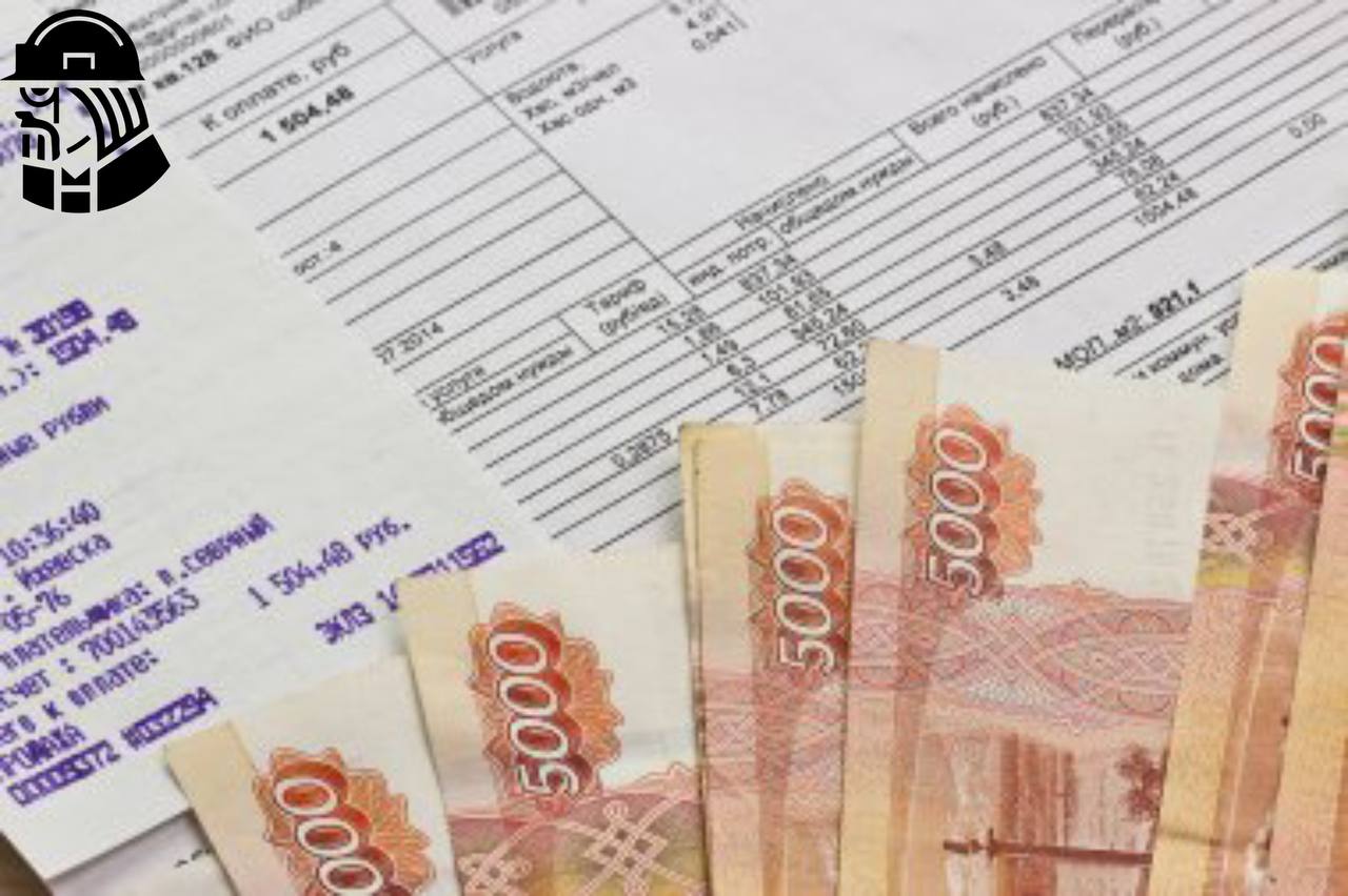 Управляющим компаниям могут разрешить передачу долгов по ЖКХ третьим лицам    Ассоциация компаний, обслуживающих недвижимость  АКОН , обратилась в Госдуму и Минстрой с предложением отменить запрет на переуступку долгов по ЖКХ третьим лицам. Сейчас управляющие компании не имеют права продавать долги населения коллекторам, но АКОН считает, что снятие этого ограничения улучшит финансовое положение УК.    По данным экспертов, общий долг за ЖКУ в России составляет сотни миллиардов рублей, и УК вынуждены покрывать эти долги, что приводит к финансовым проблемам и сокращению финансирования ремонта.