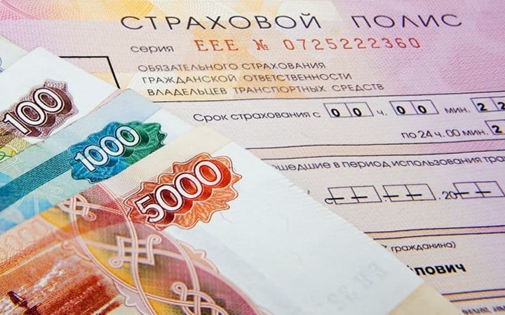 Банк России 9 октября 2025 года утвердил новое указание 7204 У которое предусматривает увеличение тарифов по ОСАГО Если документ зарегистрируют в Минюсте и опубликуют в ближайшее время без изменений новые тарифы вступят в силу через 10 дней после публикации то есть ориентировочно уже в ноябре или начале декабря 2025 года во 2 м или 4 м квартале 2025 года Основные изменения касаются расширения тарифного коридора для базовых ставок ОСАГО Это позволит страховым компаниям устанавливать более низкие тарифы для аккуратных водителей и более высокие для тех кто часто нарушает правила дорожного движения и попадает в ДТП Например базовые ставки по ОСАГО будут варьироваться примерно от 1 399 рублей до 8 665 рублей в зависимости от категории транспортного средства и региона Таким образом ОСАГО ожидает рост цен при этом для дисциплинированных водителей может сохраниться возможность экономии а для нарушителей тарифы существенно вырастут Ожидается что изменения коснутся всех категорий автомобилей включая такси и мотоциклы с увеличением тарифных коридоров на 15 40 в некоторых сегментах