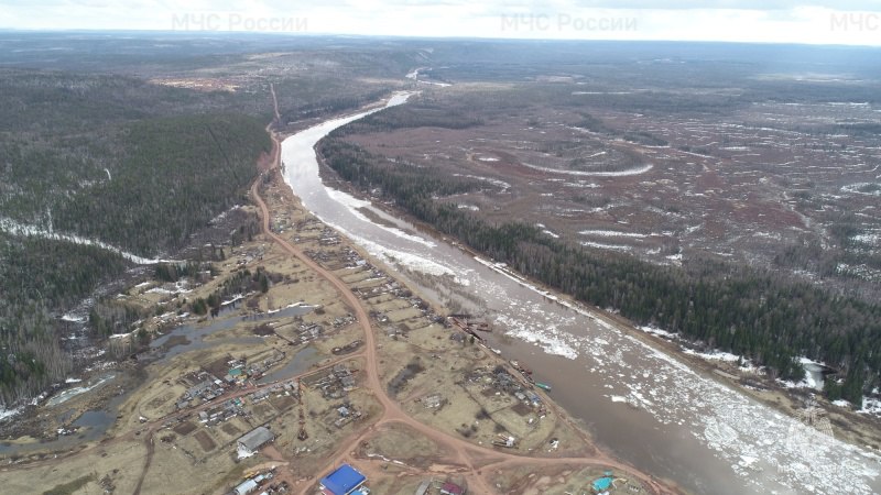 В реке Нижняя Тунгуска резко вырос уровень воды 5 мая утром в реке Нижняя Тунгуска в районе села Преображенка Катангского района резко вырос уровень воды. Об этом сообщает пресс-служба Иркутского УГМС. Вода в рее за сутки поднялась на 384 сантиметра и достигла отметки в 820 сантиметров при критическом уровне 800 сантиметров. Ниже гидрологического поста отмечается ледяной затор. Уровень воды останется высоким в течение всего дня 5 мая, возможно подтопление пониженных участков. В районе села Токма Катангского района также отмечается рост уровня воды в реке Непа — до 436 сантиметров при критической отметке в 425 сантиметров. Ожидается, что вода может подняться до 490 сантиметров, что тоже приведёт к подтоплениям. На месте работают группы спасателей МЧС. #иркутск