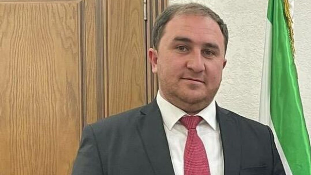 Дело экс-мэра Магаса о превышении полномочий дошло до суда Магасский районный суд Ингушетии рассмотрит уголовное дело в отношении бывшего мэра города, обвиняемого в превышении должностных полномочий и причинении ущерба в 3,3 млн рублей. Об этом сообщает прокуратура республики. «По версии следствия, в январе 2023 года обвиняемый, действуя в интересах своего знакомого, вопреки интересам службы, утвердил локально-сметные расчеты и справки о стоимости работ с заведомо завышенными требованиями ценообразования по договорам, заключенным с ООО «Замок-5» на выполнение ремонтных работ по замене наружных сетей электроснабжения в городе», - отметили в прокуратуре. По данным надзорного ведомства, в результате этих противоправных действий муниципалитету был причинен ущерб, размер которого превысил 3,3 млн рублей. Южная служба новостей