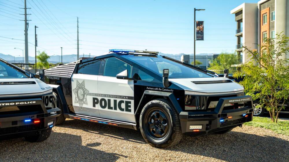 Лас Вегас выпускает на улицы киберпатруль полиция пересаживается на Tesla Cybertruck 10 машин уже готовы с мигалками броней и связью Город не заплатил ни доллара апгрейд оплатил один предприниматель Это поможет бюджету экономить в год 12к на топливе и 700 на обслуживании В Вегасе теперь не только светятся вывески но и патрули