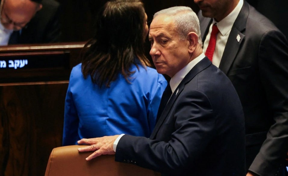 Дональд Трамп направил президенту Израиля Ицхаку Герцогу письмо в котором попросил полностью прекратить преследование премьера Биньямина Нетаньяху по делу о коррупции передает Haaretz Лидер США назвал уголовное дело против главы правительства Израиля политическим и заявил о его несправедливости Пришло время позволить Биби объединить Израиль помиловав его и положив конец этой ситуации раз и навсегда отметил Трамп Он назвал Нетаньяху решительным премьером военного времени который теперь ведет страну к миру В ответ Герцог выразил огромное уважение к президенту Трампу но подчеркнул что любой желающий помилования должен подать официальное прошение в соответствии с установленными процедурами и в соответствующие органы Прошение должен подать сам Нетаньяху или его родственники но они этого пока не сделали пишет Times of Israel Издание уточняет что президент имеет право помиловать приговоренных судом лиц а в очень редких случаях до завершения судебного разбирательства но только в случае если это действие будет признано соответствующим общественным интересам Фото Ronen Zvulun Reuters Картина дня в телеграм канале РБК