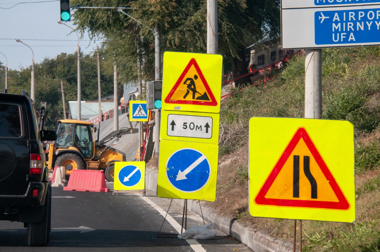 Счетная палата по итогам проверки платных автомобильных трасс частей проекта Европа Западный Китай потребовала у трех компаний концессионеров вернуть в бюджет часть возмещенного ранее НДС Аудиторы считают что компании имеют право компенсировать НДС с выплаченного им концедентами представители государства капитального гранта только в том случае если он сформирован за счет средств Фонда национального благосостояния Если же он сформирован за счет субсидии предоставленной концеденту из федерального бюджета компании по мнению аудиторов не имеют право на возмещение Например в случае с Автодорожной строительной корпорации одним из участников спора расчет выглядит так  Компания получила капитальный грант в размере 44 млрд  На 33 млрд грант был сформирован средствами ФНБ а на 11 млрд полученной концендентом субсидией  Компания возместила НДС на всю сумму гранта Все три компании концессионера пытаются оспорить представления палаты в арбитражном суде Москвы Строители предупреждают о риске банкротств компаний концессионеров и возможным требованиям компенсации убытков к концедентам так как возмещение НДС было заложено в финансовые модели данных проектов Как судебное решение может повлиять на экономику дорожного строительства в подписке РБК Фото Svetlana Vozmilova Global Look Press Следить за новостями РБК в Telegram