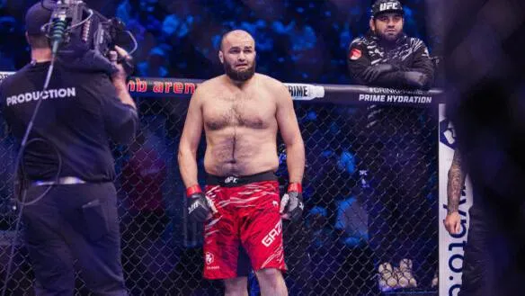 Шамиль Газиев терпит третье поражение в UFC Наш гигант Шамиль Газиев потерпел поражение в поединке с тяжеловесом из Австралии Брандо Перичичем на турнире UFC Fight Night 275 Шамиль Газиев продемонстрировал мощную держалку Перичич попал по голове дагестанского бойца столько раз что хватило бы на несколько нокаутов Газиев терпел периодически шлепал австралийца но в конце концов рухнул во втором раунде Для Шамиля это третье поражение в лучшей лиге мира Всего он провел в UFC шесть боев Есть ощущение что в обновлённом рейтинге лиги Шамилю Газиеву место в топе тяжеловесов уже не найдется Раннее он занимал 14 ю строчку