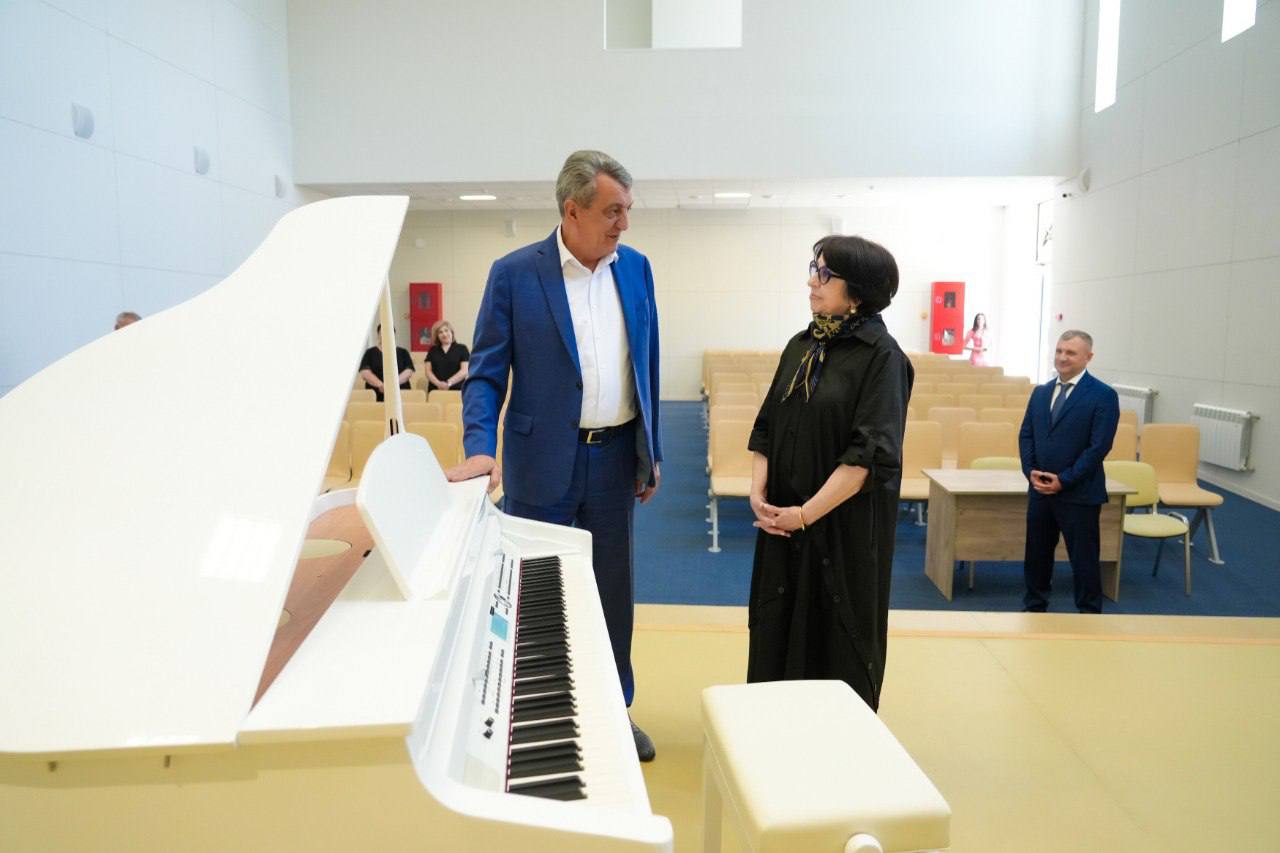 Цифровой рояль от Михаила Мишустина в подарок  бесланской Детской музыкальной школе передал сегодня Сергей Меняйло.  В мае премьер посетил республику с рабочим визитом и уделил особое внимание Беслану. Тогда он побывал в Детской музыкальной школе, лично познакомился с учениками, заглянул в классы и даже сыграл вместе с одной из бесланских школьниц на осетинской гармонике.   Как рассказал Сергей Меняйло в своем телеграм-канале, в цифровом рояле 1200 разных тембров и голосов - от органа до барабана, а четыре колонки позволяют играть даже в больших залах без микрофона.   "Обязательно передам слова благодарности Михаилу Владимировичу от коллектива, учеников и от себя — за такой ценный и вдохновляющий подарок", - написал глава республики.    Вести Алания   Владикавказ