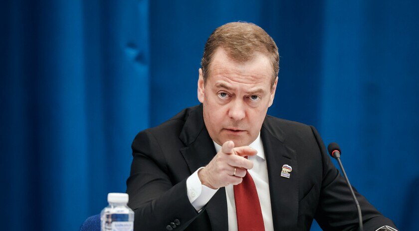 Медведев: на Украине нет лиц, уполномоченных на заключение мирного договора Срок полномочий Зеленского истек ровно год назад — 20 мая 2024 года. Выборы президента на Украине в 2024 году отменили, сославшись на военное положение и всеобщую мобилизацию. Зеленский заявлял, что выборы сейчас «несвоевременны». «Среди основного набора действующих лиц украинского режима отсутствуют лица, которые уполномочены на заключение мирного договора. Это большая проблема», — заявил зампредседателя Совбеза РФ Дмитрий Медведев в ходе пленарного заседания Петербургского международного юридического форума. Медведев привел несколько статей из международного права, которые говорят о том, что договор, заключенный неуполномоченным лицом, не имеет юридического значения. «При сохранении украинского государства в каких-то границах, акты, совершенные представителями нынешнего политического режима, могут быть признаны новыми властям ничтожными. Тогда снова начнется война. Вот об этом мы обязаны помнить», — призвал политик. Фото: Global Look Press/Roman Naumov/URA.RU , VK и ОК и читайте новости на нашем сайте