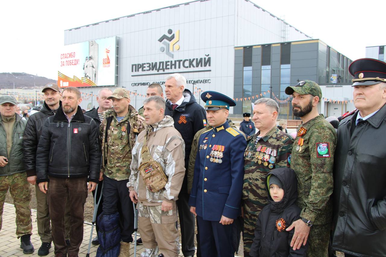 В Магадане заложили первый камень монумента участникам СВО Церемония закладки камня монумента прошла у спорткомплекса «Президентский» с участием актива «Единой России» Открыли памятный знак губернатор, секретарь реготделения «Единой России» Сергей Носов и Татьяна Зырянова, мама героя РФ Ивана Кабанова. «Накануне 9 мая мы закладываем монумент людям, достойным памяти своих предков, – героям специальной военной операции», - сказал Сергей Носов. – Я хотел бы поздравить всех с наступающим Днем Победы и сказать спасибо нашим защитникам Отечества». В основе композиции лежит идея преемственности поколений: герой Великой Отечественной войны передает развевающееся знамя Победы современному защитнику Родины. При этом полотно флага украшено мозаичным изображением солдат разных войн и времен, а также пейзажами Колымы. Все работы, в том числе укладку гранитных плит и облицовку, должны завершить к сентябрю текущего года.