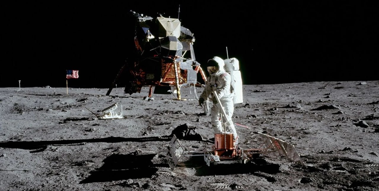 Первая за более чем 50 лет высадка человека на Луну может состояться без корабля Илона Маска NASA рассматривает возможность того что во время миссии Артемида 3 астронавты приземлятся на Луне не на версии космического корабля Starship компании SpaceX При этом сама высадка человека на Луну впервые с 1972 года может не состоятся в 2027 году Подробнее читайте в нашей рубрике Фокус Наука