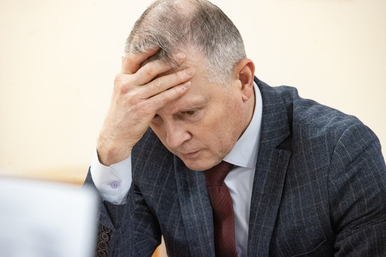 Ачинский мусорный полигон всё Действие лицензии прекращено Росприроднадзором отходы продолжают накапливаться Министр экологии Владимир Часовитин сообщил что в конце декабря состоится суд где ситуацию попытаются отыграть и возобновить действие лицензии Пока в качестве экстренной меры в ближайшие дни отходы планируют вывозить в Большой Улуй Ужур и Балахту сообщает пресс служба Законодательного Собрания края Ситуацию мог бы исправить давно обещанный экотехнопарк ради создания таких объектов мусорная реформа в своё время и затевалась но пока что для него лишь подобран перспективный участок работы по проектированию начнутся только в следующем году NeNASHI