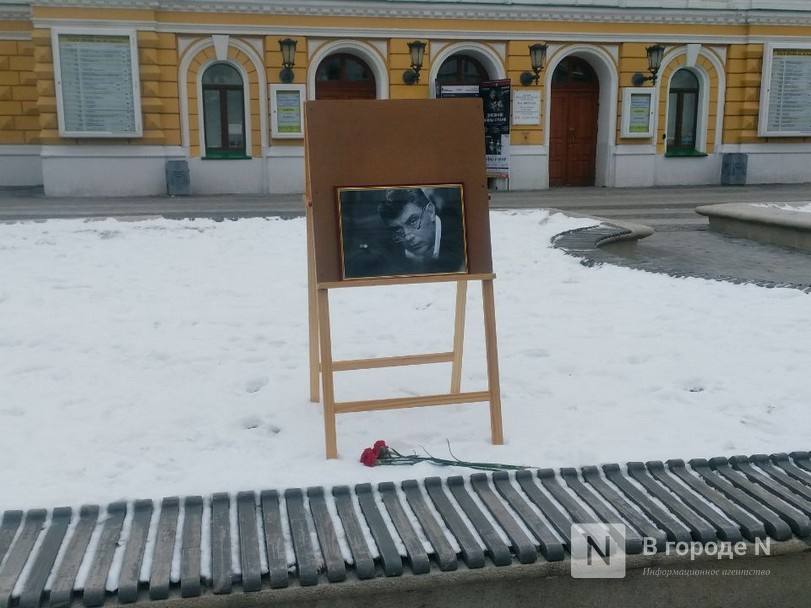 Мемориал Борису Немцову появился в Нижнем Новгороде   У театра драмы на Большой Покровской улице разместили стенд с фотографией погибшего политика.  К нему несут цветы.   Застреленный 10 лет назад у Кремля Немцов был первым губернатором Нижегородской области.   #нижний_новгород   Подписаться   Помочь RusNews