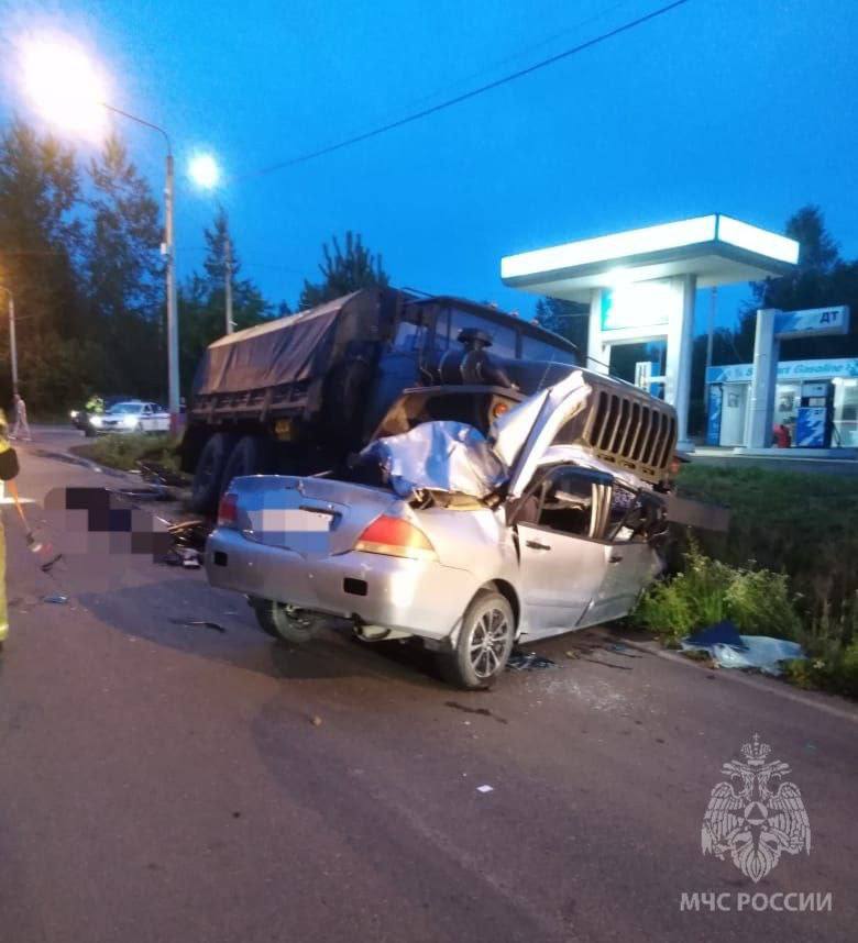 «Урал» смял легковушку в Подгорном: водитель иномарки погиб на месте Смертельная авария произошла накануне вечером. Очевидцы сообщают, что водитель «Лансера» на перекрестке буквально залетел под «Урал», идущий по главной дороге. Вытаскивать тело из покореженной иномарки пришлось спасателям. Это Борус.Люди