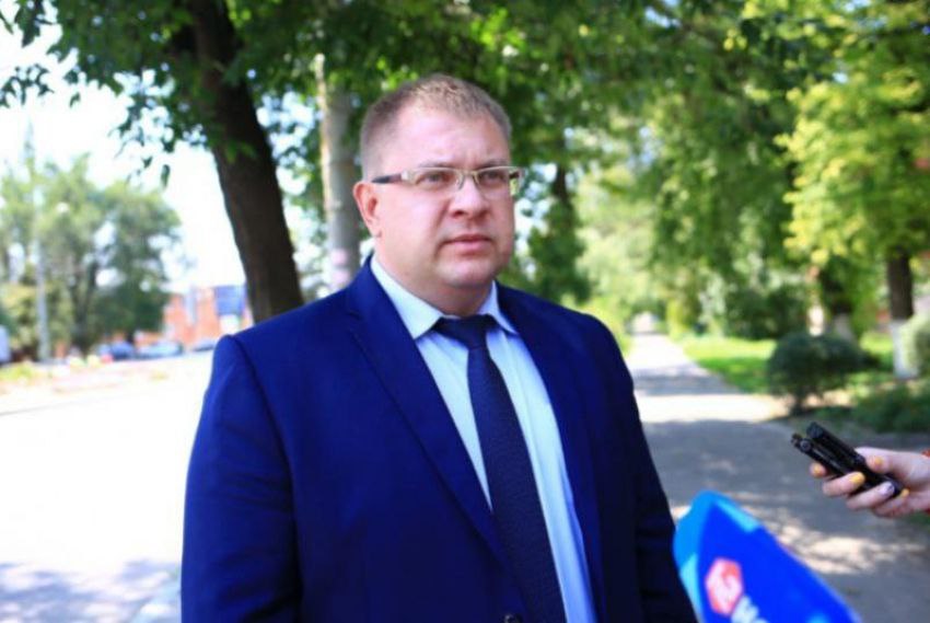 Врио главы Батайска стал бывший глава Первомайского района Ростова, а также бывший зам Логвиненко и затем областного министра Сизикова по ЖКХ Валентин Кукин. На первой из должностей он прославился полным игнором нелегальной торговли в районе, на остальных — ничем, кроме некоторого хамства в общении с горожанами. В общем, батайчане, крепитесь.
