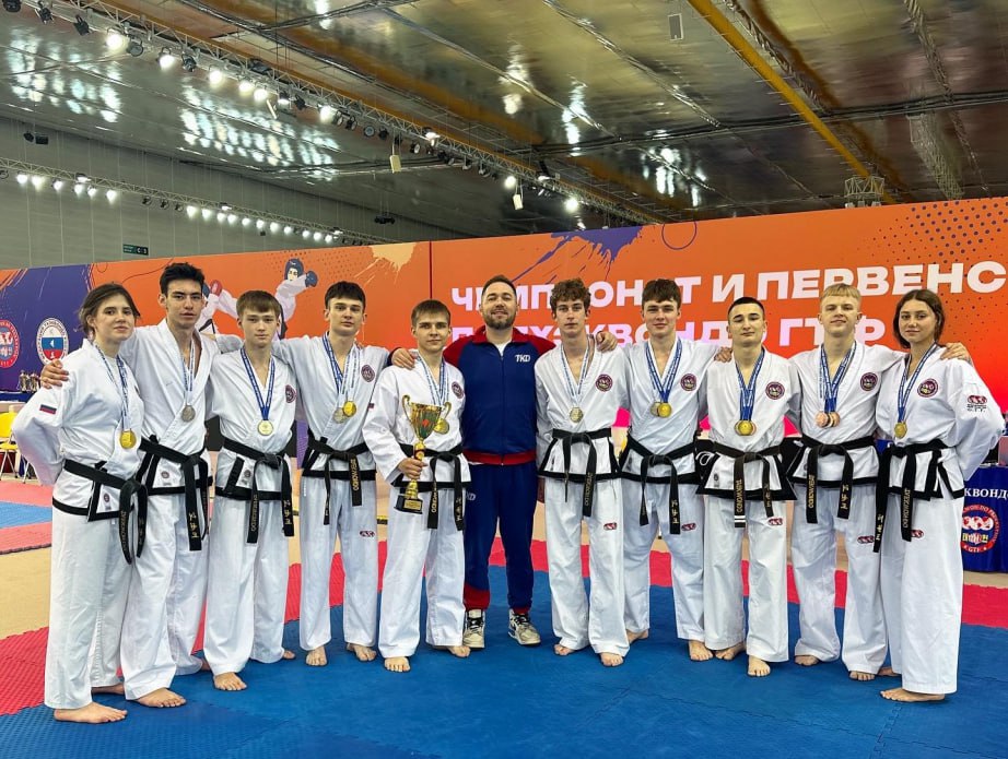 Спортсмены Хабаровского края завоевали 10 медалей на чемпионате и первенстве России по тхэквондо. Соревнования проходили в Сочи, в них приняли участие 2480 тхэквондистов из 64 регионов России. По итогам турнира обладатели золотых и серебряных медалей получили право представлять Россию на чемпионате и первенстве мира, которые пройдут с 22 по 27 июля в Аль-Эйне Объединённые Арабские Эмираты . Первые места заняли Андрей Лысяков и Марк Яковенко в дисциплине «специальная техника» , Роман Коростелев, Максим Алексеенко и Таисия Воронова. Сергей Калинин занял второе место. Диана Гурьянова и Александр Морозов получили бронзовые награды. Помимо личных достижений, спортсмены завоевали серебряную медаль в командных соревнованиях, а также золотую и бронзовую медали в парных соревнованиях.